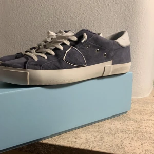 Philippe Model skor - Ett par riktig snygga Philippe Model skor i marin blå färg. Jag har boxen och extra snören i samma färg som skon. Jag letar efter kvittot men kan visa kontoutdrag om ni vill