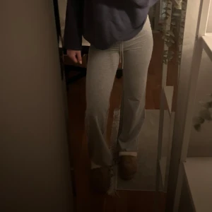 Raka pyjamasbyxor - Ett par raka pyjamasbyxor från lager 157 som är för tighta upp till för mig och hann inte att lämna tillbaka alltså är det helt nya! 🩷 (Köpt i butik för 200kr)