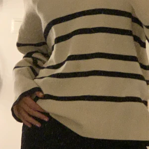 Stickad randig tröja❤️ - Fin randig tröja från VeroModa❤️ Oanvänd! Nypris 500kr😚 Säljer pga inte min stil😚