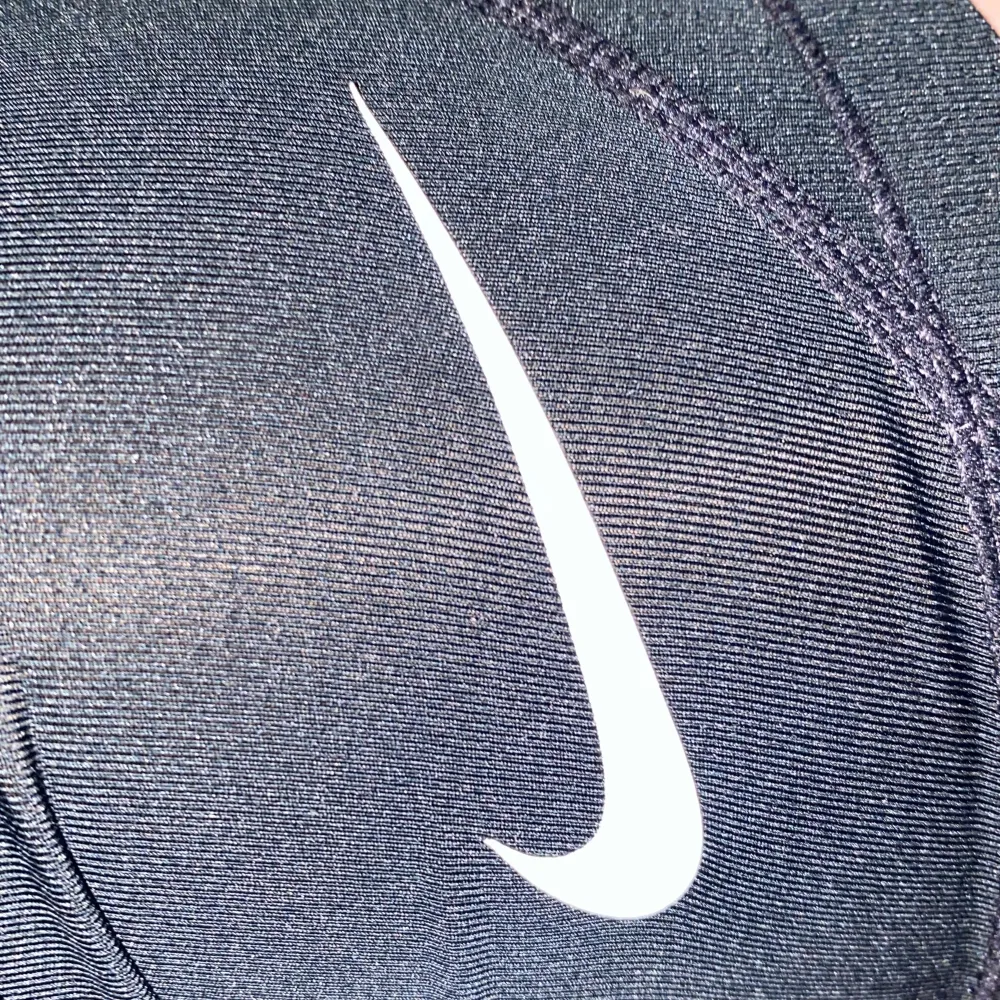 Nike pro shorts som jag har andvänt väldigt fåtal gånger så de är i väldigt bra skick. Man kan använda när man tränar. . Shorts.