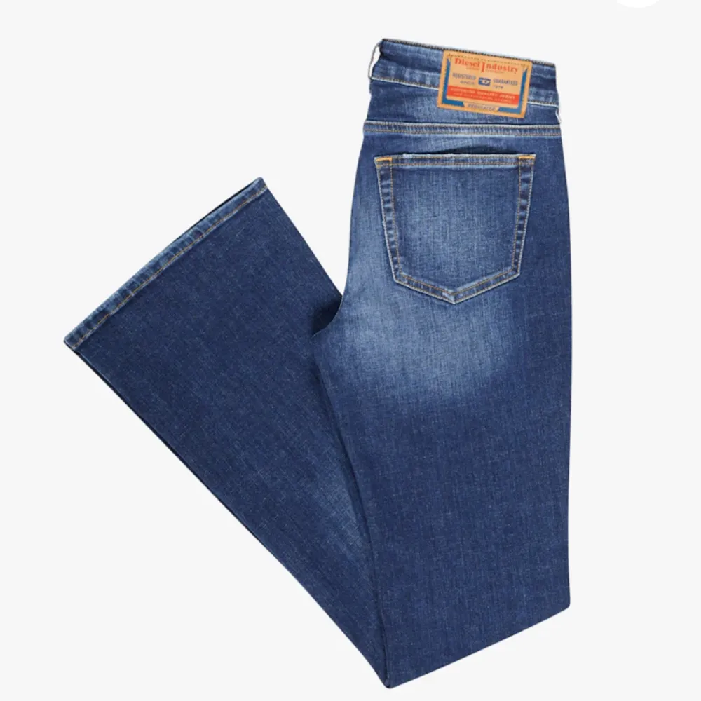 Super snygga low waist diesel jeans! Jeansen är aldrig använda och prislappen är kvar. De köptes för ca 2000kr men säljer för 1000! Det Skriv för fler bilder☺️ . Jeans & Byxor.