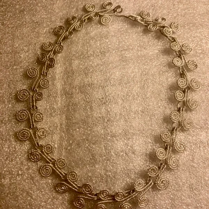 Vackert Vintagehalsband - Äldre kortare halsband, silver, med fina detaljer. Kommer fr smyckeskrin så vet ej om använt, skicket är perfekt, inget att anmärka på. Okänt material.