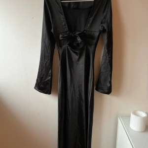 Sidenklänning - Svart sidenklänning från Gina med öppen rygg