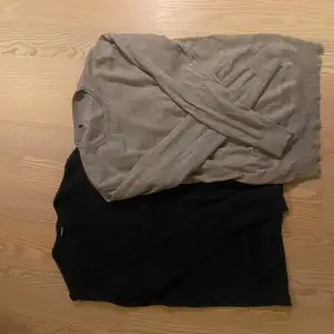 Två stilrena merinoull tröjor skick 9/10 på Lindeberg och 7/10 på andra. Snyggt med skjorta under eller t shirt. INGA DEFEKTER. Jag är 185 och väger 75 dem är för små. 250 FÖR 1. 400 för båda