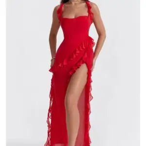 Drömmig och jätteskön röd klänning med volanger och slits! Alldrig använd då den var aningen för stor för mig.   Köpare står för frakt. Skickar senast tre dagar efter beställning.