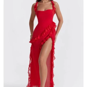 Finklänning - Drömmig och jätteskön röd klänning med volanger och slits! Alldrig använd då den var aningen för stor för mig.   Köpare står för frakt. Skickar senast tre dagar efter beställning.