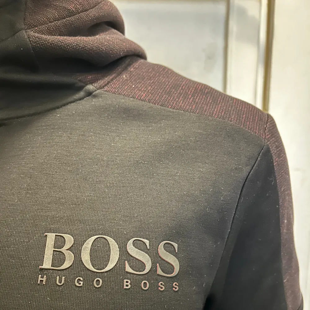 Snygg svart/röd hoodie från Hugo Boss till salu. Knappt använd. Passar S och M.  . Hoodies.