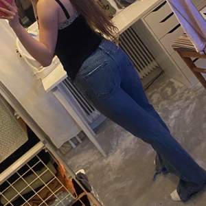 Säljer ett par bootcut jeans med midwaist då jag inte använder dem längre. Väldigt nertrampade (sista bilden) då jag är 163.  Skriv för mer bilder!💕 