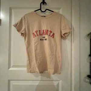 Beige t-shirt - Säljer en beige t-shirt från Shein i storlek M som är köpt för typ 60kr säljer för 20kr