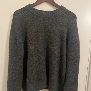 Stockad grå tröja - Stickad grå tröja från hm i storlek M😊