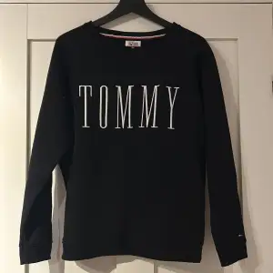 Tjocktröja från tommy hilfiger med brodering