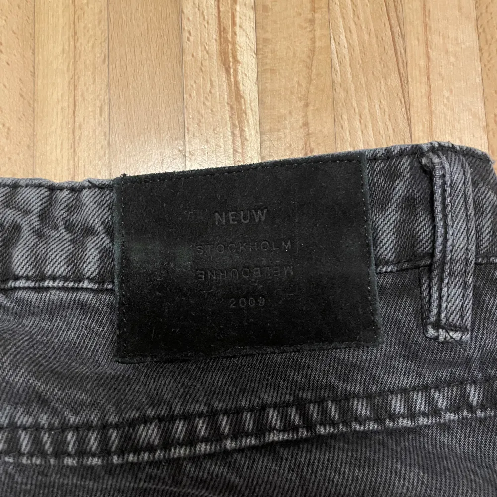 Svarta jeans från NEUW. Modell ”Liam”, vilket är deras loose/relaxed fit jeans.  Nypris 1299kr. Storlek 31/32. Jeans & Byxor.