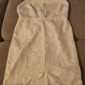 Perfekt Studentklänning  - Säljer nu min älskade student klänning som jag hade på mig när jag tog studenten 2022. Använt engång. Har ingen aning om storleken på den men passar mig som har allt ifrån storlek XS/S-M, vid förfrågan tar jag mer en gärna mått på den.Skick=bild. 🤗