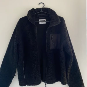 Teddy jacka  - Snygg jacka som inte längre är min stil. Sparsamt använd.