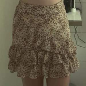 Säljer min fina chelsea leopard kjol som knappt har användts, perfekt skick❤️
