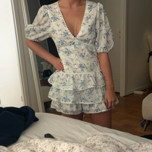 Blommig klänning  - Köpte på plick för 900kr men den passade inte mig tyvärr 💛