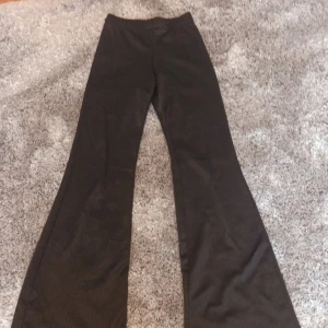 Bootcut byxor - Super fina svarta bootcut byxor från hm! Inga deffekter.