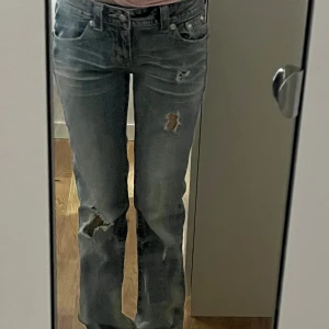 Miss me bootcut jeans - Har använt dessa ett fåtal gånger. De är bootcut och innerbenslängden är 81cm. Säljer dessa för lägre (köpte för 670kr originellt) eftersom det var en spricka där bak som jag behövde sy ihop och missfärgning (bild 3&4). Köp nu går också jättebra!