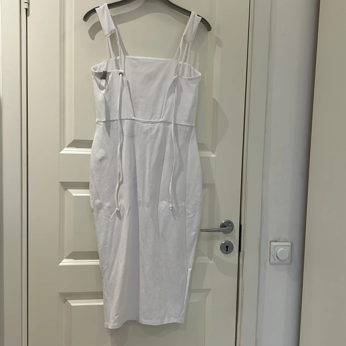 Vit öppen klänning har inte andvänds  - 90