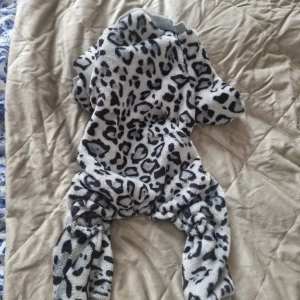 Hundkläder  - Söt overall,  passar mindre hund exempelvis pomeranian 