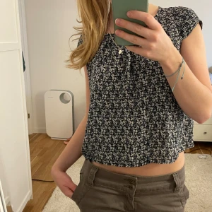 Blommig topp - Så fin blå blommig topp från mango! Bra skick