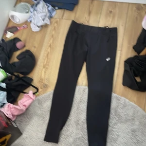 Träningsbyxor  - Säljer dessa snygga träningsbyxor som är för stora ifrån asics i storlek M 