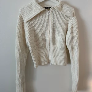 Stickad kofta - Stickad kofta från Gina tricot använd fåtal gånger 