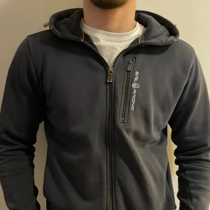 Sail Racing - Sail Racing hoodie Stolek M bra skick modellen är 185cm lång 