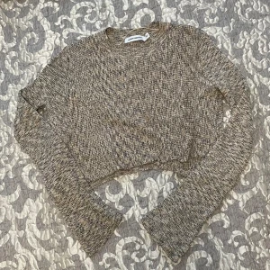 Långärmad cropped tröja - Det har ett tunt och stretchigt tyg, knappt använd