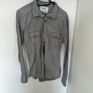 Esprit skjorta  - Hej Jag säljer min skjorta på grund av att jag inte använder den 