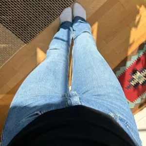 Superfina jeans från Zara i storlek 38! Har slits där nere🥰 Jättebra skick!