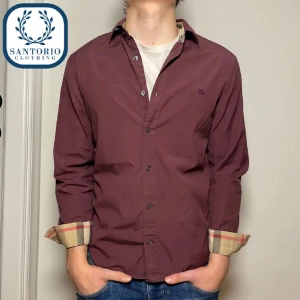 Burberry Skjorta - Otroligt snygg burberry skjorta i 9/10 skick! Han på bilden är ca 175 (S)  Nypris: 5600kr🍾  Skriv vid frågor eller funderingar🙌