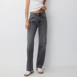 säljer mina otroliga jeans som är lågmidjade och mycket långa i benen, endast använda en gång!!🤍