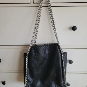 Stor TIAMO väska  - Fint skick  35x32 cm