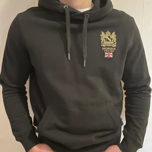 Morris hoodie  - Morris hoodie Stolek M bra skick modellen är 185cm lång 