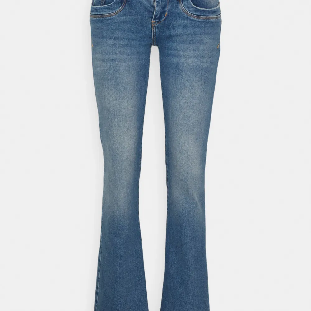 Superfina lågmidjade jeans från LTB, använda ett fåtal gånger. Passar mig som har storlek M. . Jeans & Byxor.