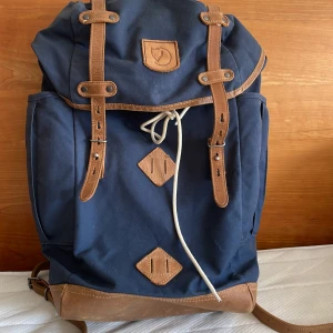 Fjällräven Ryggsäck No 21 Large - Säljer min Fjällräven-ryggsäck som inte används så mycket längre. Fint skick!  Med sittdyna. Osäker på volymen, men gissar på 30 liter. 