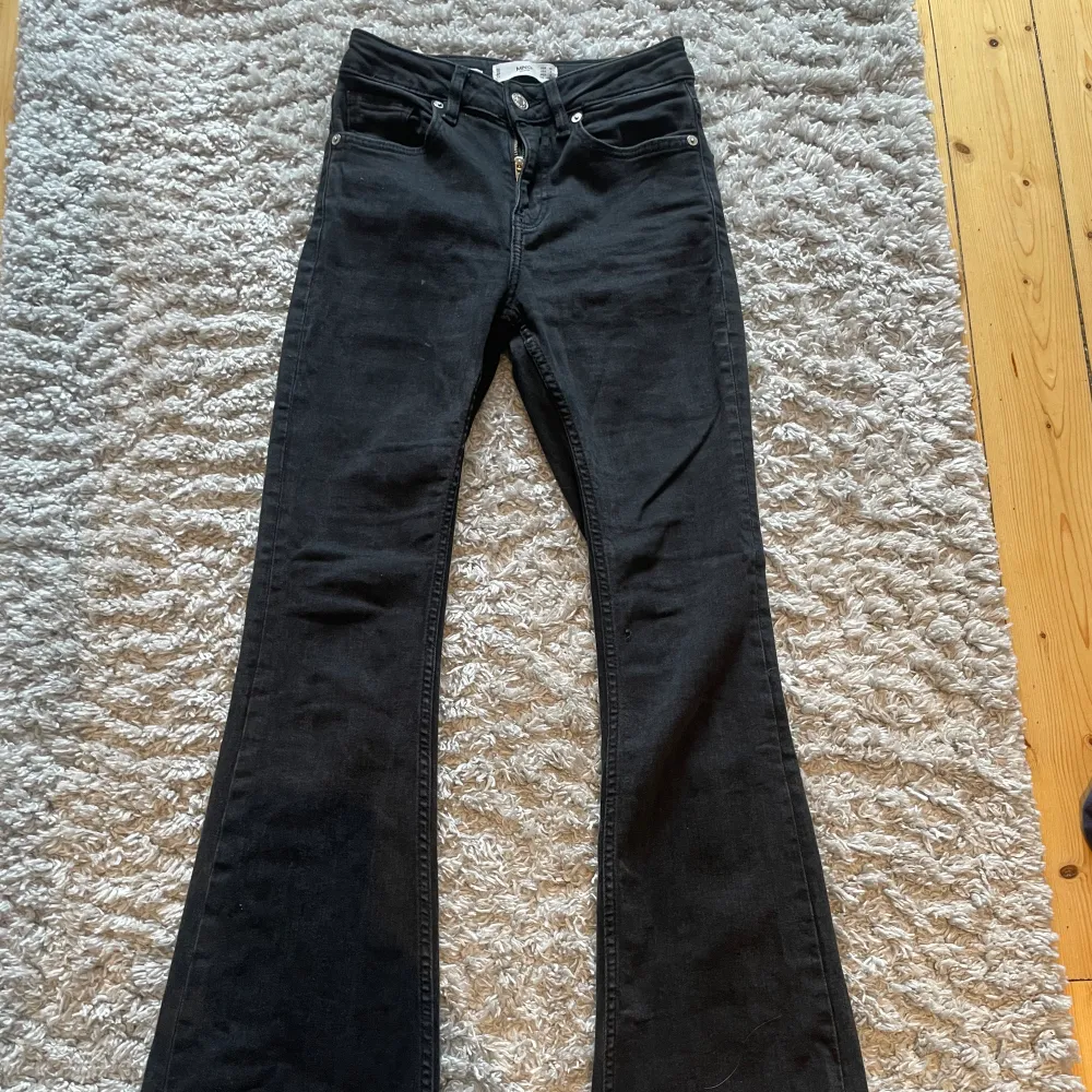 Säljer dessa svarta boot cut jeans från mango💘de är i bra i bra skick. Säljer pga de kommer inte till andvändning längre . Jeans & Byxor.