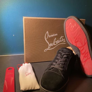 Christian louboutin skor utan spikar - Säljer nu mina loubs då jag ej använder de så mkt. Skorna är storlek 44 och allt är som de ska vara samt du får med alla tillbehör