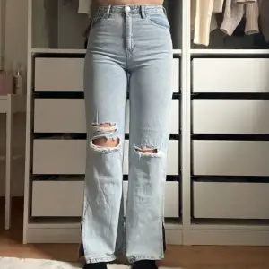 Ljusblå jeans med hål och slits i slutet av benen från H&M i storlek 164, men skulle säga att de är en S. Fint skick. Kontakta vid intresse eller funderingar!❤️