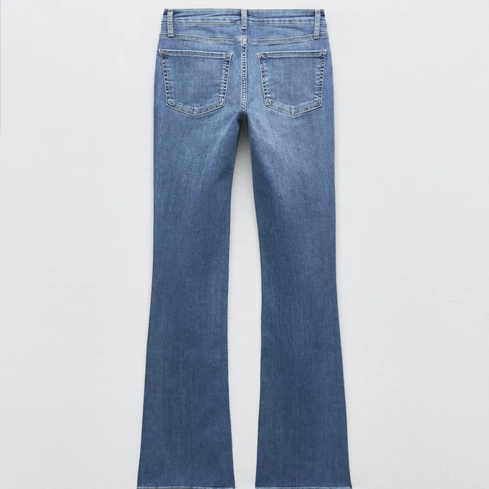 Super snygga jeans som sitter så bra! Dom är uppklippta så passar dig som är ungefär 160🫶🏼. Jeans & Byxor.