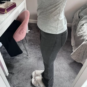 Svarta Bootcut Vila jeans - Säljer mina svarta jeans från vila då dem är för små för mig, de är hög/medelhöga i midjan. Använt några gånger men är i väldigt bra skick. Skriv till mig innan ni köper plagget!!💓💓