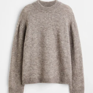 Stickad tröja - Supersnygg och slutsåld stickad tröja från hm💗Är i storlek xs men är ganska stor i storleken. Nästan aldrig använd och inga defekter. Nypris 500kr💗