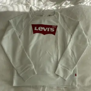 Tunn sweatshirt från Levi’s. Mycket fint skick.