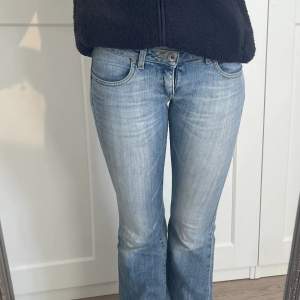 Jätte snygga lågmidjade jeans från big star som är lite för korta för mig som är 173cm. I jätte bra skick. 💕 skriv om intresserad! Midjamottet är 35 cm och innerbenslängden är 80 cm. 