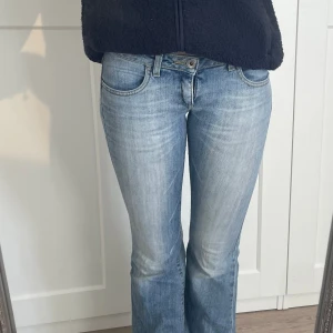 lågmidjade jeans - Jätte snygga lågmidjade jeans från big star som är lite för korta för mig som är 173cm. I jätte bra skick. 💕 skriv om intresserad! Midjamottet är 35 cm och innerbenslängden är 80 cm. 