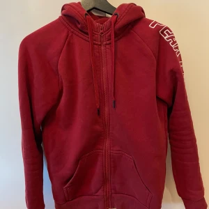 Peak Performance Hoodie - Röd peak huvtröja i strl S passar både dam å herr. Bra skick å snygg passform💓💓