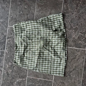 Grön rutig minikjol - Söt rutig grön skjul med en slits. Använd ett par gånger men inget som syns. Från märket princess polly, ett amerikanskt märke med fina kläder. 