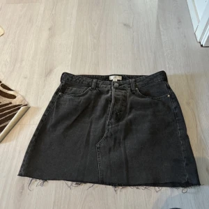 Jeanskjol - Gråsvart, storlek 40. Nyskick 