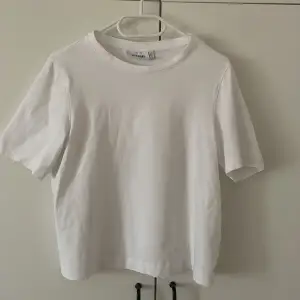 Vit basic t-shirt i en bagy modell, köpt i storlek XS så den är som en storlek M ungefär. Bra skick och inga defekter. 
